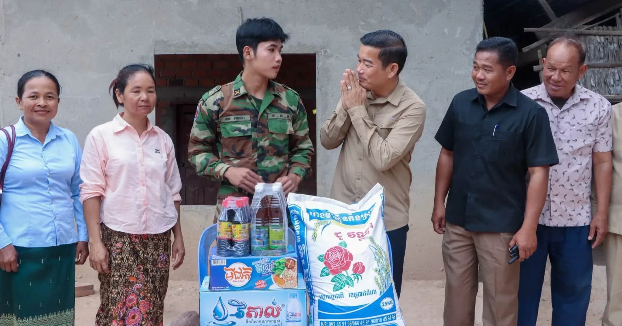 អភិបាលស្រុកទ្រាំង ដឹកនាំក្រុមការងារចុះសាកសួរសុខទុក្ខ និងនាំយកអំណោយជូនវីរកងទ័ពជួរមុខ ២រូប ដែលបានមកលេងស្រុកកំណើត