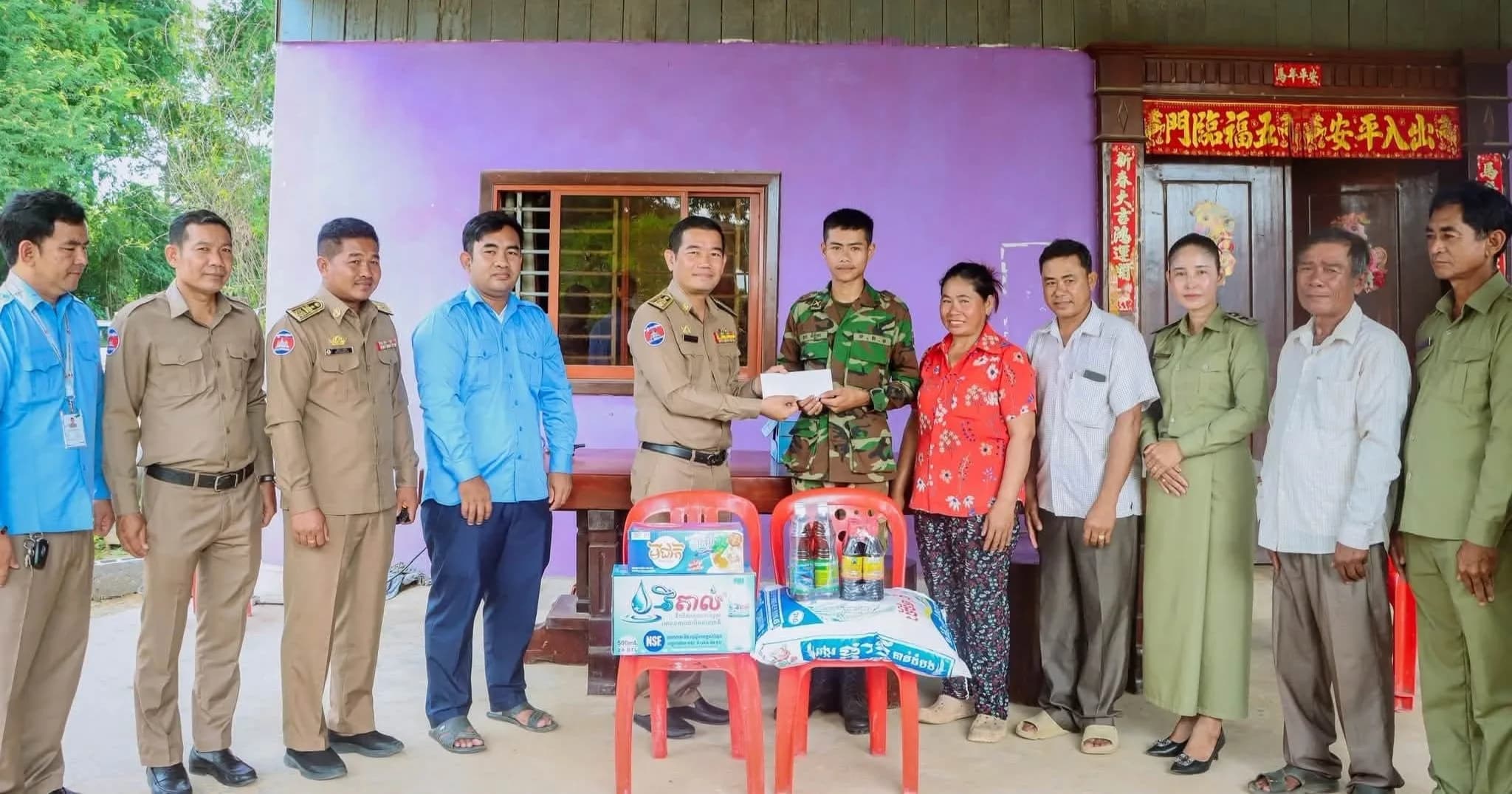 លោក អ៊ុំ ចំរើន អភិបាលស្រុកទ្រាំង ចុះសាកសួរសុខទុក្ខ និងនាំយកអំណោយជូនវីរយុទ្ធជនដល់គេហដ្ឋាន