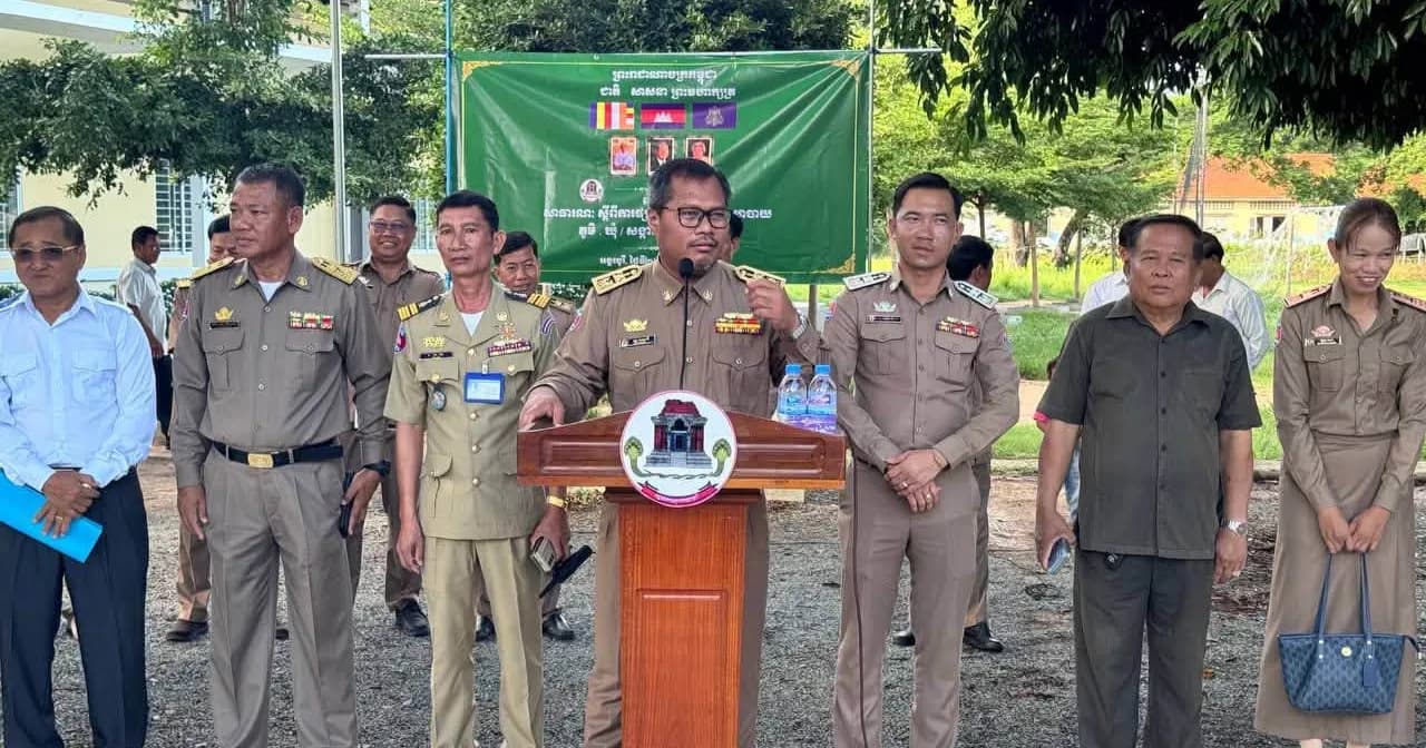 អភិបាលស្រុកអង្គរបូរី ចុះផ្សព្វផ្សាយគោលនយោបាយ «ភូមិ-ឃុំ-សង្កាត់ មានសុវត្ថិភាព» ដល់លោកគ្រូ អ្នកគ្រូ និងសិស្សានុសិស្សវិទ្យាល័យ ហ៊ុន សែន អង្គរបូរី