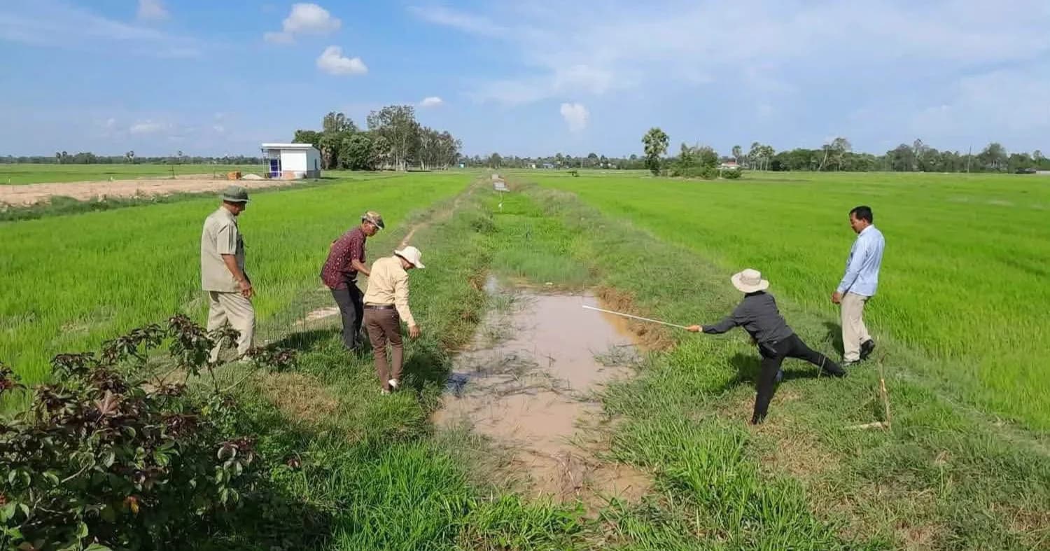 មន្ទីរអភិវឌ្ឍន៍ជនបទខេត្តតាកែវ ចុះសិក្សាទីតាំងប្រឡាយទឹក ១ខ្សែ ប្រវែងជិត ១គីឡូម៉ែត្រ ក្នុងស្រុកទ្រាំង ដើម្បីស្តារឡើងវិញជូនប្រជាកសិករ