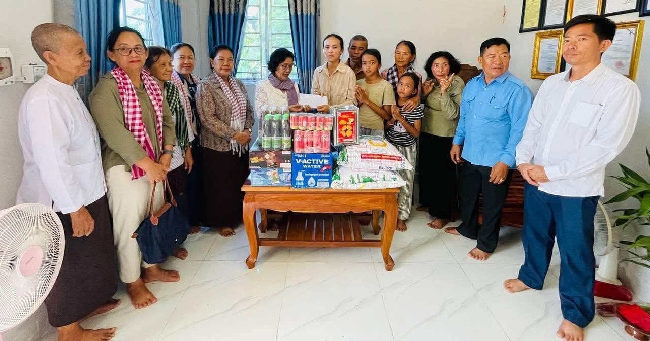 លោកជំទាវ និន សាផុន អញ្ជើញចុះសួរសុខទុក្ខ និងនាំយកអំណោយឧបត្ថម្ភជូនគ្រួសារយុទ្ធជនពលីចំនួន ២គ្រួសារ នៅស្រុកត្រាំកក់