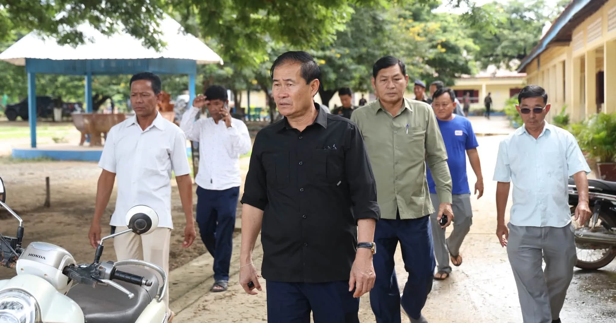 អភិបាលខេត្តពោធិ៍សាត់ ចុះពិនិត្យការរៀបចំ ជួសជុលកែលម្អ អនាម័យ បរិស្ថាន និងសោភ័ណភាព នៅសាលារៀនក្នុងស្រុកវាលវែង និងស្រុកភ្នំក្រវាញ