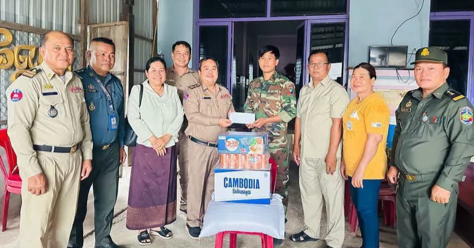 អភិបាលស្រុកបូរីជលសារ ចុះសួរសុខទុក្ខ និងនាំយកអំណោយឧបត្ថម្ភជូនវីរៈកងទ័ពដែលមកលេងស្រុកកំណើត