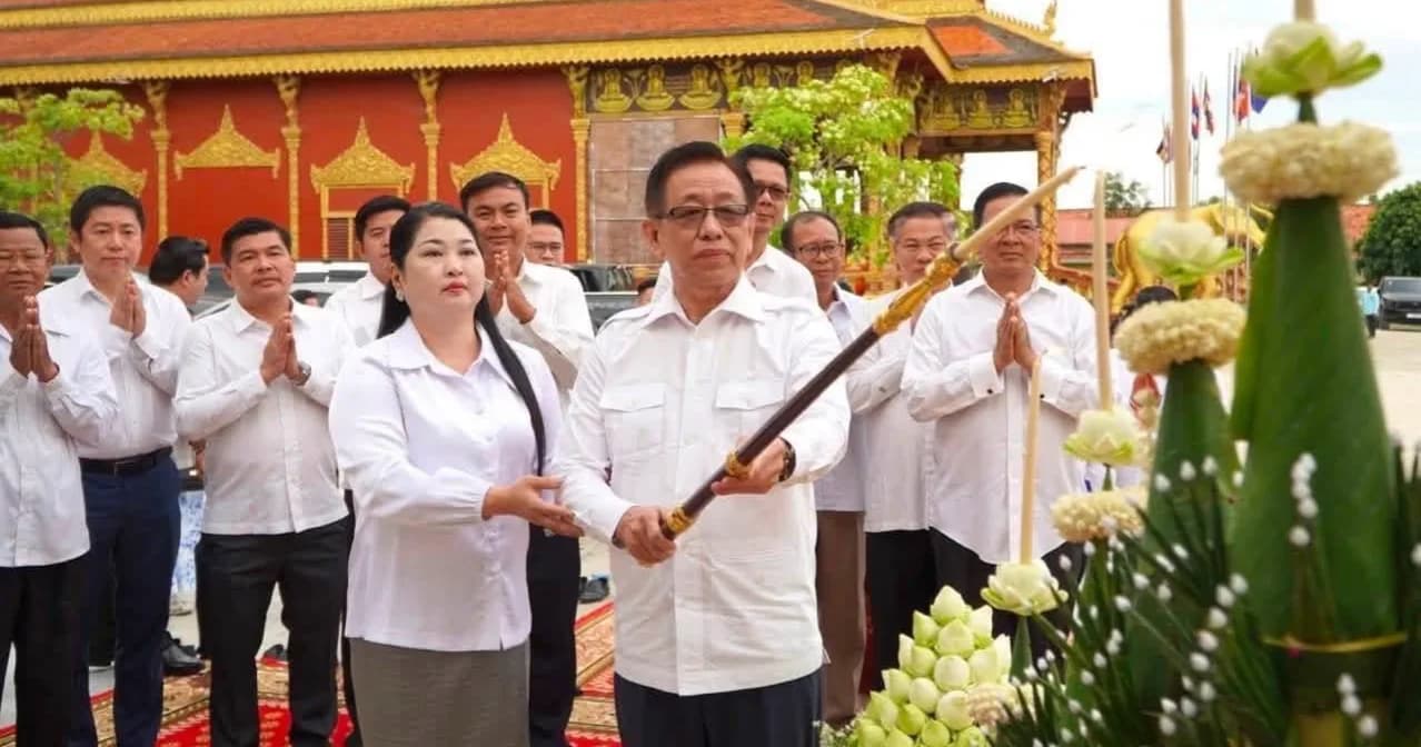ឯកឧត្តម គី តិច និងលោកជំទាវ ព្រមទាំងបុត្រា បុត្រី និងលោក សាយ វណ្ណះ អភិបាលស្រុកបាទី អញ្ជើញវេរប្រគេនទៀនព្រះវស្សា បច្ច័យ និងទេយ្យទាន ដល់វត្តចំនួន ៤៩ និងអាស្រមចំនួន ២ ក្នុងស្រុកបាទី