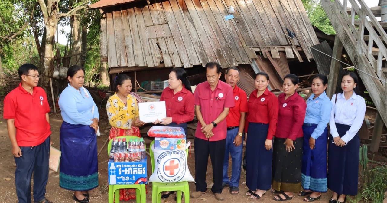 ពលរដ្ឋ ៣គ្រួសារ ក្នុងក្រុងកំពង់ចាម   រងគ្រោះ ដោយខ្យល់កន្ត្រាក់    ទទួលបានអំណោយមនុស្សធម៌ ពីសាខាកាកបាទក្រហមកម្ពុជាខេត្តកំពង់ចាម