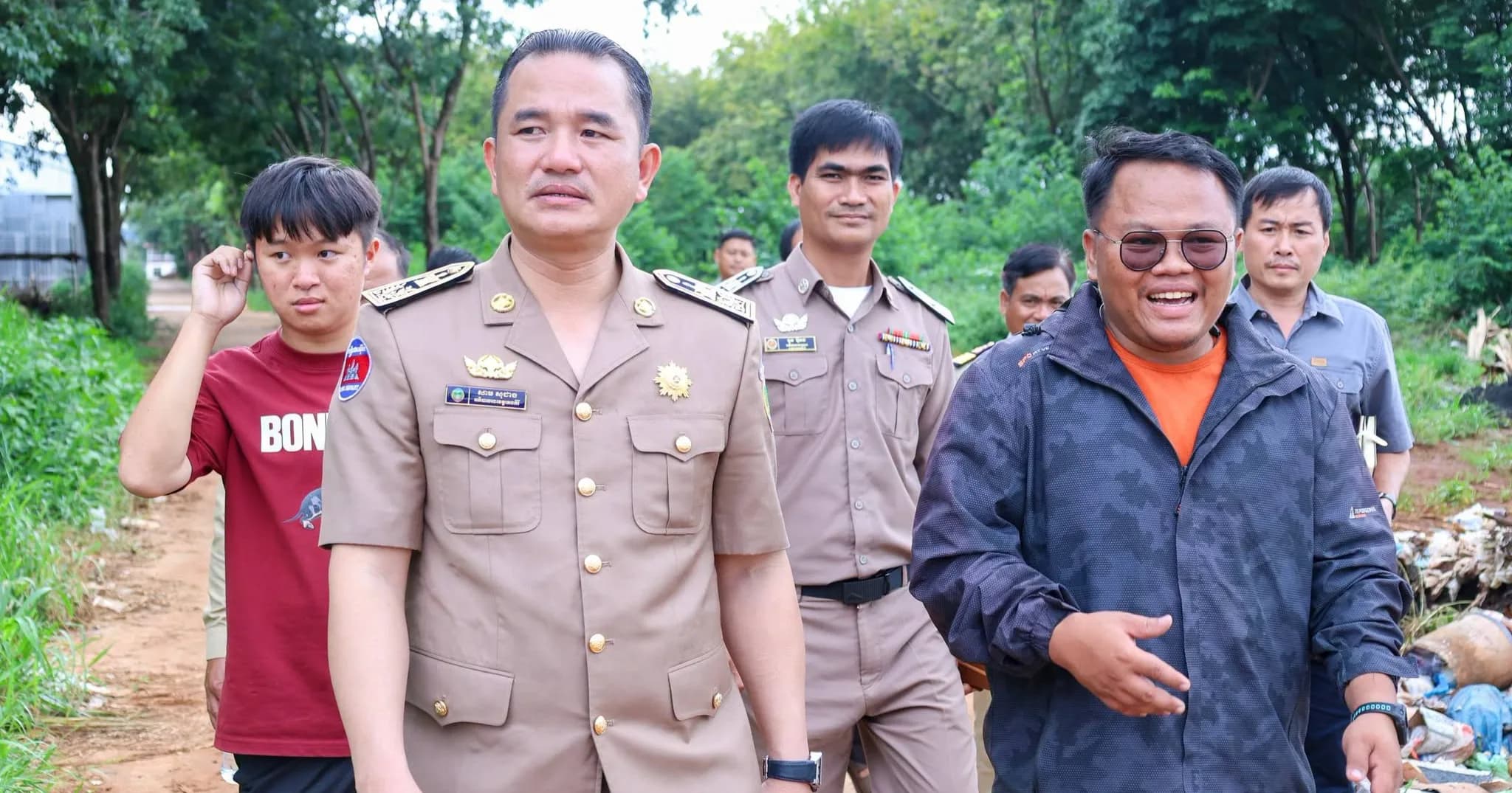 ឯកឧត្តម សាម សុជាង អភិបាលរង ខេត្តរតនគិរី ដឹកនាំ មន្រ្តីជំនាញ ការចុះត្រួតពិនិត្យការបញ្ចេញកាកសំណល់រឹង ឬបង្ហូរសំណល់រាវ នៅសហគ្រាស GUOXING PLYWOOD NATURAL PRODUCTION CO.LTD ផលិត ក្តាបន្ទះ