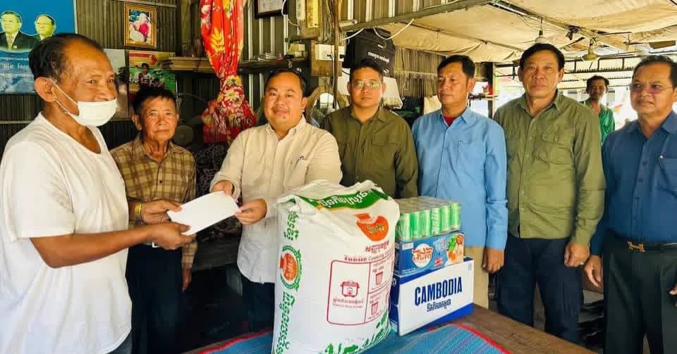 លោក ស៊ូ ភិរម្យ ចុះសួរសុខទុក្ខ និងនាំយកអំណោយជូនមេភូមិជ្រៃគោកពោធិ៍ ដែលកំពុងមានជំងឺ