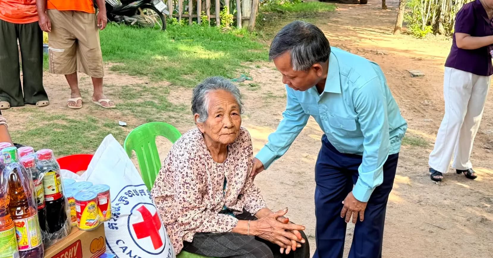 អភិបាលស្រុកត្រាំកក់ អញ្ជើញសួរសុខទុក្ខសិស្សវិទ្យាល័យកំពុងមានជំងឺធ្ងន់ធ្ងរ និងនាំយកអំណោយមនុស្សធម៌អនុសាខាកាកបាទក្រហមស្រុក មកចែកជូនដល់គ្រួសារក្រីក្រ ៣គ្រួសារទៀត នៅឃុំតាភេម