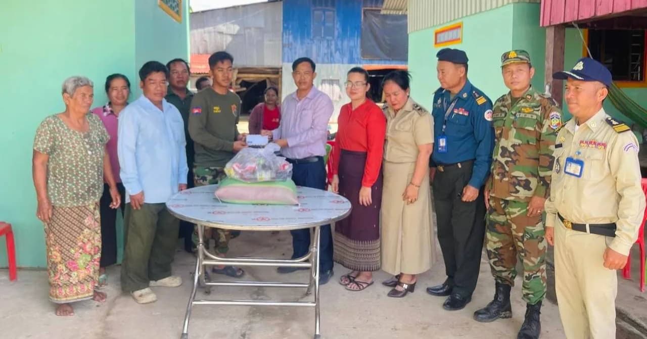 អភិបាលស្រុកកោះអណ្តែត អញ្ជើញចុះសួរសុខទុក្ខ និងឧបត្ថម្ភថវិកាព្រមទាំងសម្ភារ ជូនវីរកងទ័ពជួរមុខដែលសុំច្បាប់មកលេងស្រុកកំណើត