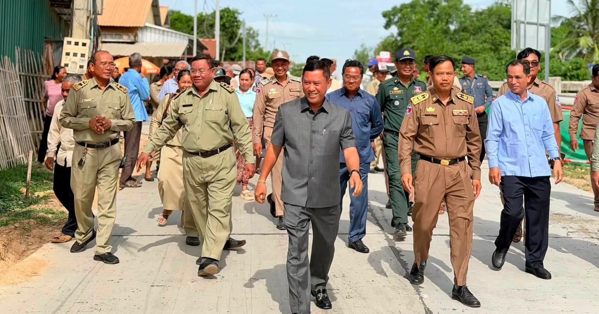 ឯកឧត្តម វ៉ី សំណាង អញ្ជើញចុះពិនិត្យផ្លូវបេតុងអាមេប្រវែង ៥.០០០ម៉ែត្រ ដែលជាអំណោយដ៏ថ្លៃថ្លារបស់ ឯកឧត្តម អភិសន្តិបណ្ឌិត ស សុខា និងលោកជំទាវ ក្នុងស្រុកកោះអណ្តែត