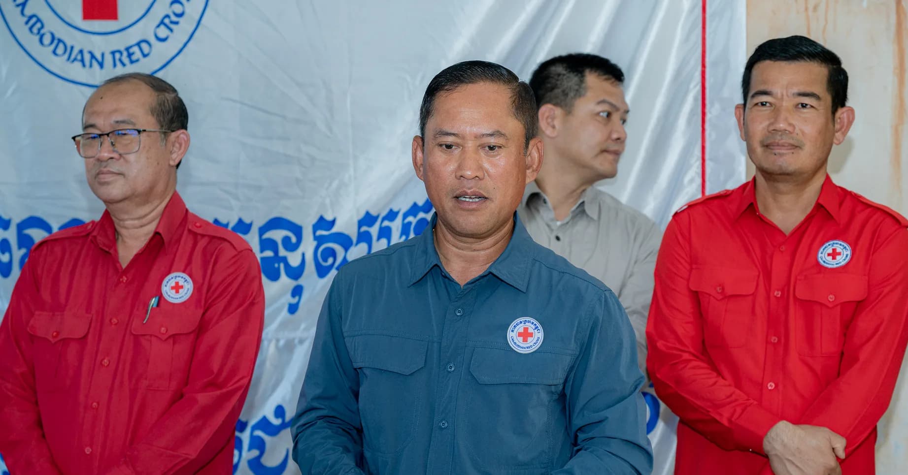 ឯកឧត្តម វ៉ី សំណាង អញ្ជើញជួបសំណេះសំណាល និងនាំយកអំណោយមនុស្សធម៌កាកបាទក្រហម ចែកជូនមាតាបិតាសិស្សដែលមានបញ្ហាសុខភាព មកពីវិទ្យាល័យ សុខ អាន សន្លុង ក្នុងស្រុកទ្រាំង