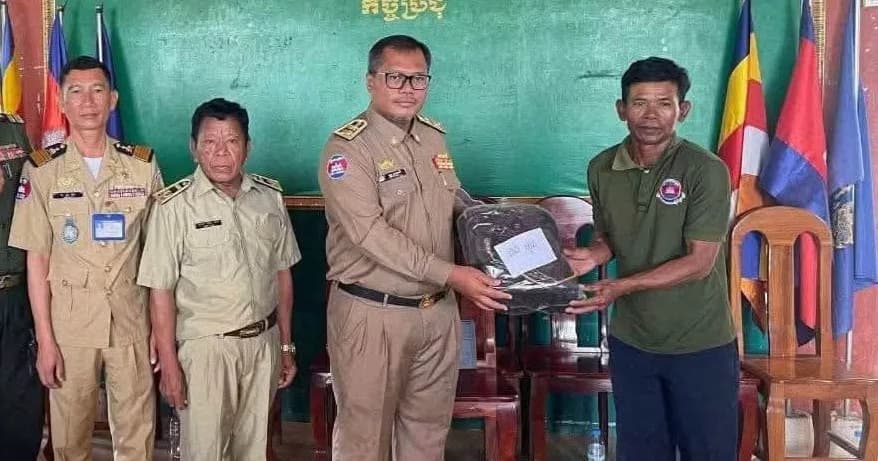 អភិបាលស្រុកអង្គរបូរី អញ្ជើញជួបសំណេះសំណាល និងចែកឯកសណ្ឋានជូនប្រជាការពារភូមិ ៦០នាក់ នៅឃុំព្រៃផ្គាំ