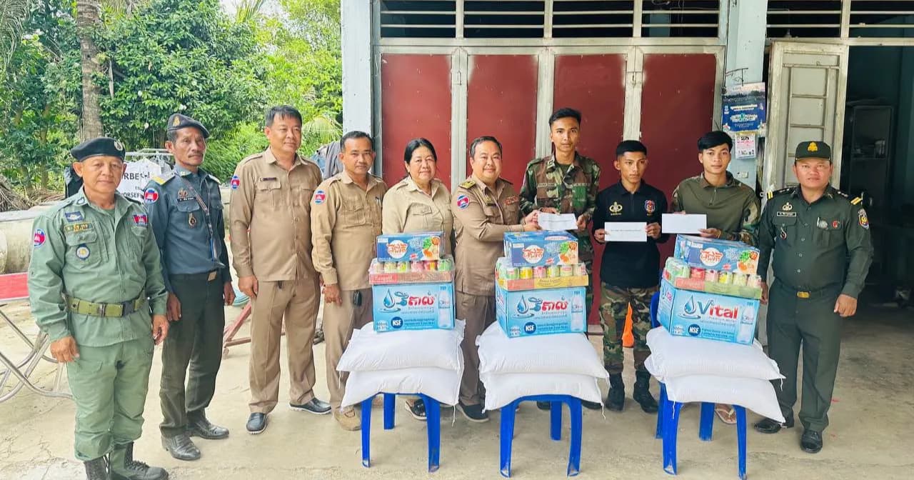 អភិបាលស្រុកបូរីជលសារ ចុះសាកសួរសុខទុក្ខ និងនាំយកអំណោយឧបត្ថម្ភជូនវីរកងទ័ពចំនួន ៣រូប ដែលមកលេងគ្រួសារនៅស្រុកកំណើត
