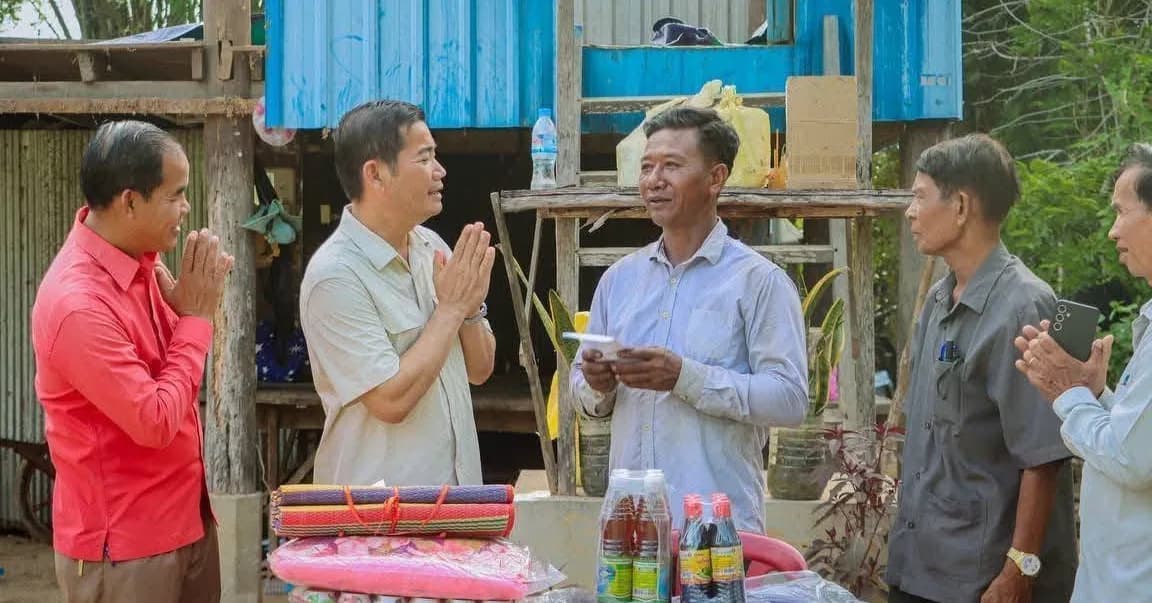 អនុសាខាកាកបាទក្រហមកម្ពុជាស្រុកទ្រាំង នាំយកអំណោយមនុស្សធម៌ផ្តល់ជូនគ្រួសាររងគ្រោះដោយសារខ្យល់កន្ត្រាក់ នៅឃុំប្រាំបីមុំ
