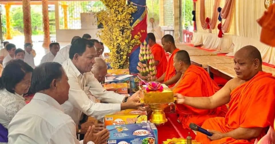 ថ្នាក់ដឹកនាំរដ្ឋបាលក្រុងដូនកែវ នាំយកទៀនព្រះវស្សា និងទេយ្យទាន ទៅវេរប្រគេនជូនព្រះសង្ឃដែលគង់ចាំព្រះវស្សាចំនួន ៥វត្ត ក្នុងសង្កាត់បារាយណ៍