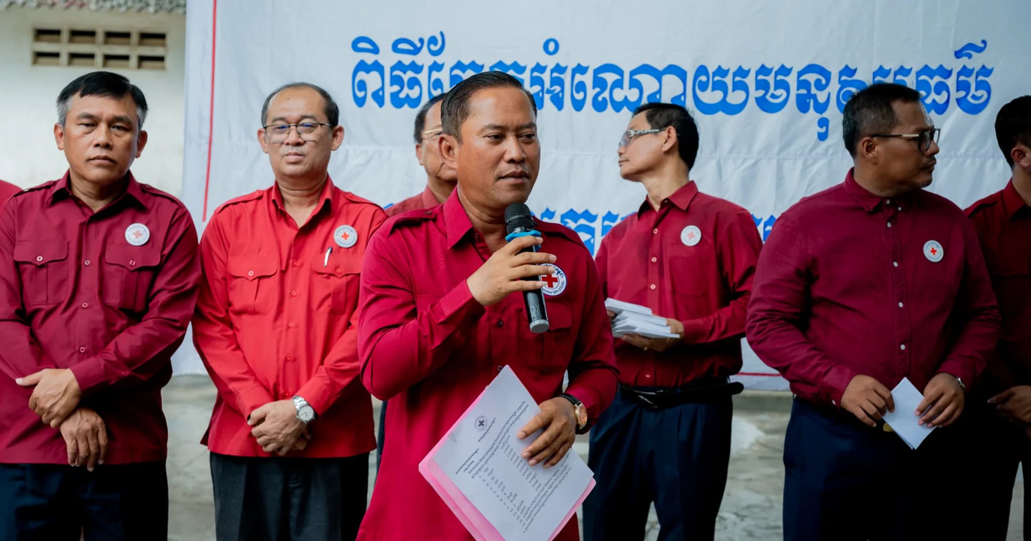 អភិបាលខេត្តតាកែវ នាំយកអំណោយមនុស្សធម៌កាកបាទក្រហម ផ្តល់ជូនប្រជាពលរដ្ឋរងគ្រោះដោយខ្យល់កន្ត្រាក់ ៧៧ គ្រួសារ នៅស្រុកអង្គបូរី
