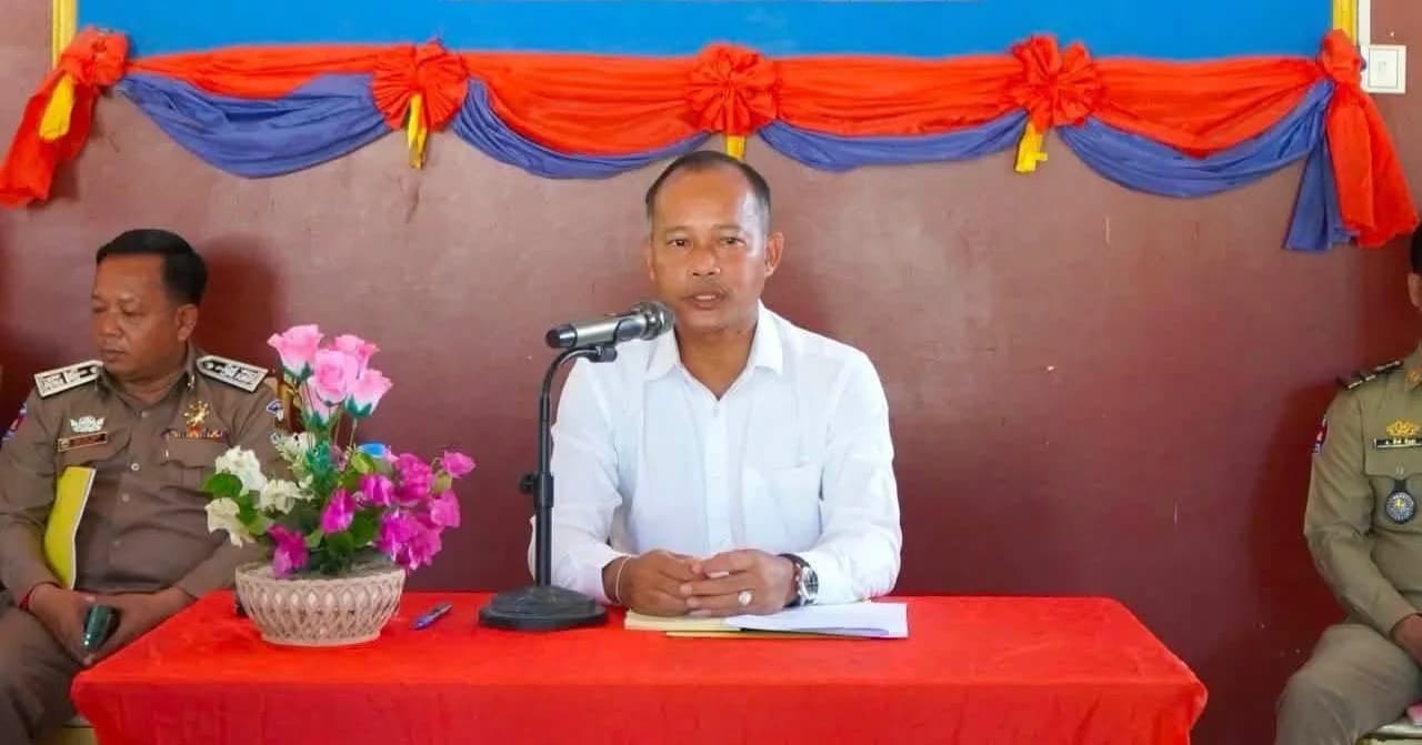 លោក សាយ វណ្ណៈ អភិបាលស្រុកបាទី ចុះជួបសំណេះ សំណាលជាមួយមន្ត្រីមូលដ្ឋានឃុំលំពង់ ដើម្បីជំរុញការរួមគ្នាបម្រើប្រជាពលរដ្ឋ