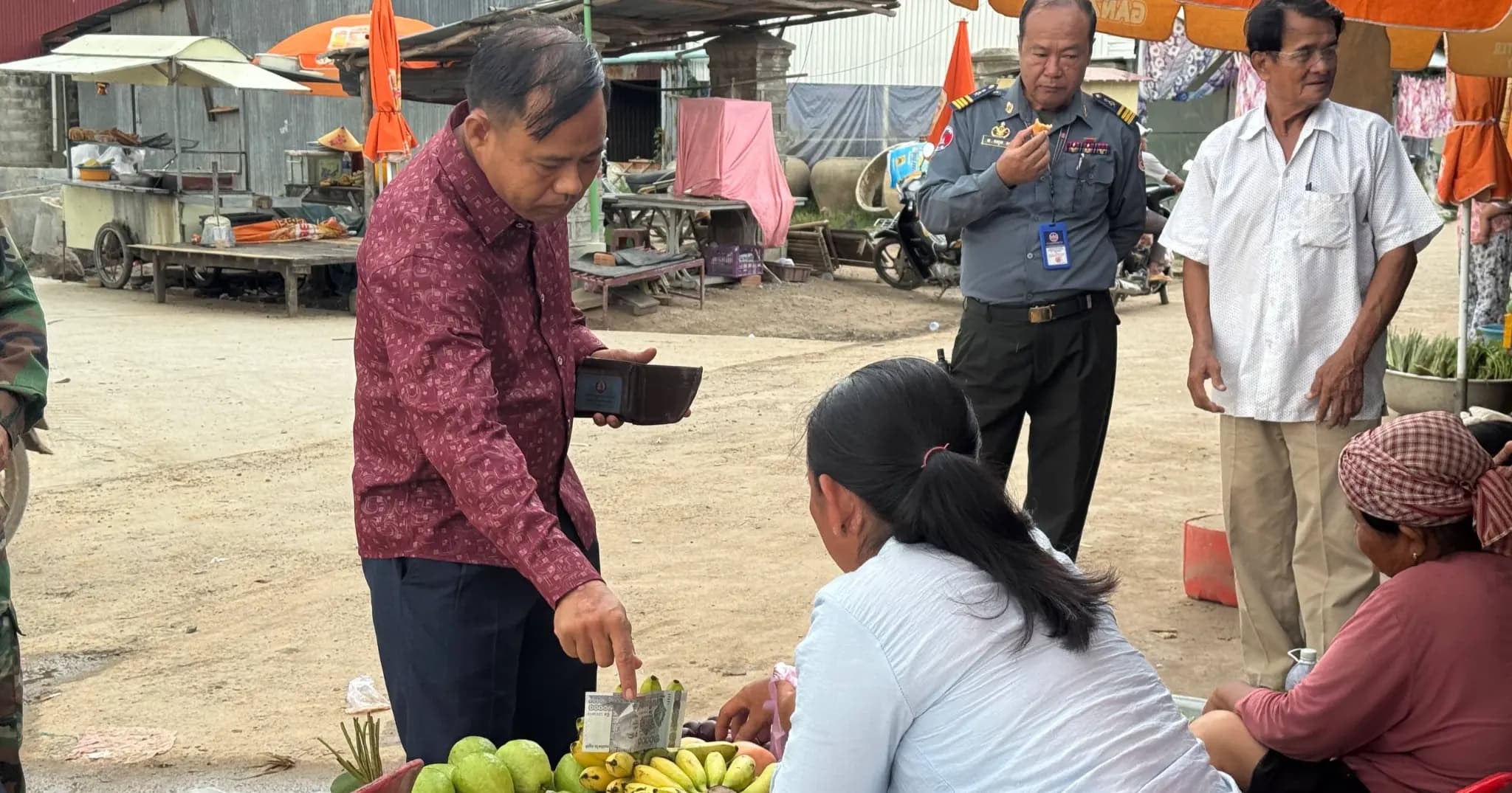 អភិបាលស្រុកកោះអណ្ដែត អញ្ជើញចុះជួបសំណេះសំណាល និងពិនិត្យស្ថានភាពលក់ដូររបស់អាជីវករក្នុងផ្សារព្រៃយុថ្កា