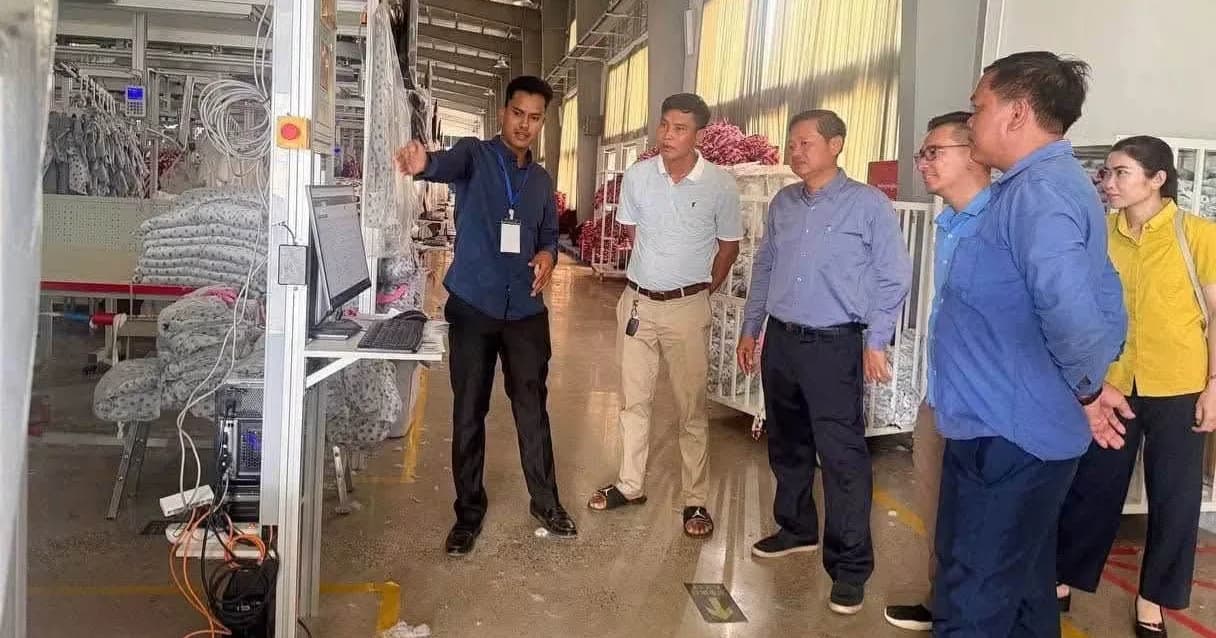 អាជ្ញាធរស្រុកសំរោង  អញ្ជើញចុះពិនិត្យខ្សែចង្វាក់ផលិតកម្មនៅរោងចក្រកាត់ដេរ ស៊ីវីស (ខេមបូឌា) ហ្គាម៉ិន