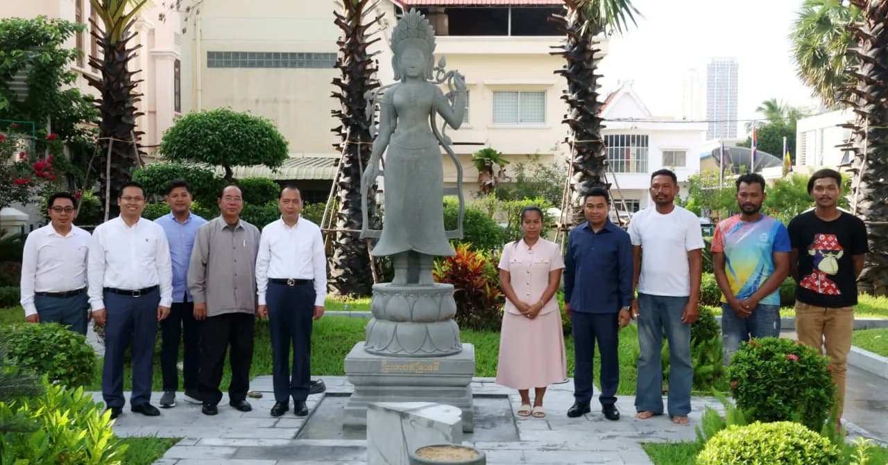 រូបបដិមាព្រះវិស្ណុ និងព្រះនាងឥន្ទ្រទេវី ត្រូវរៀបចំតម្កល់ នៅសួនច្បារជ័យមង្គល នៃទីស្តីការក្រសួងព័ត៌មាន