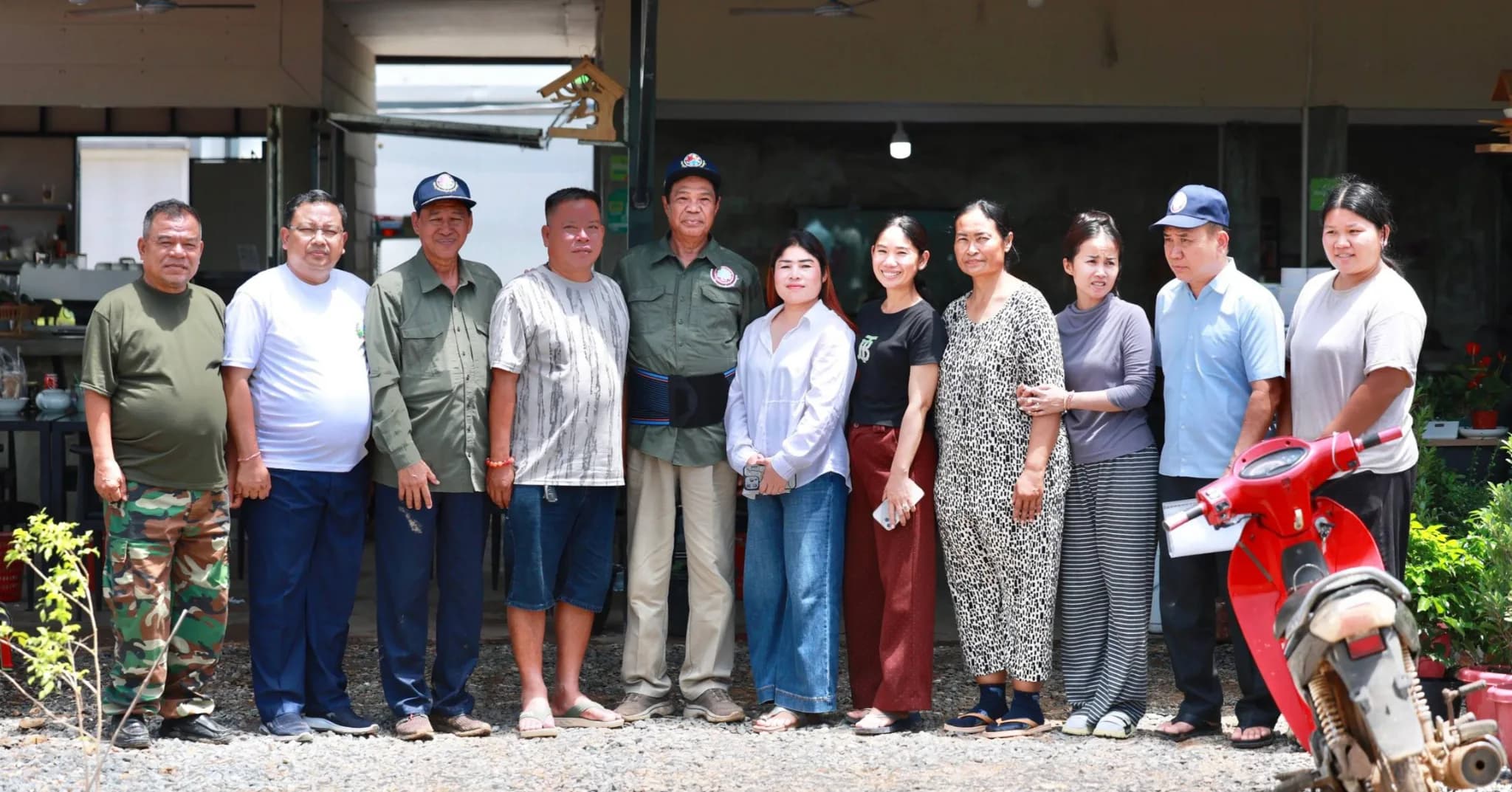 ឯកឧត្តមកិត្តិសង្គហបណ្ឌិត គន់ គីម អញ្ជើញចុះសួរសុខទុក្ខជនភៀសសឹក នៅភូមិរង់ចាំ់។