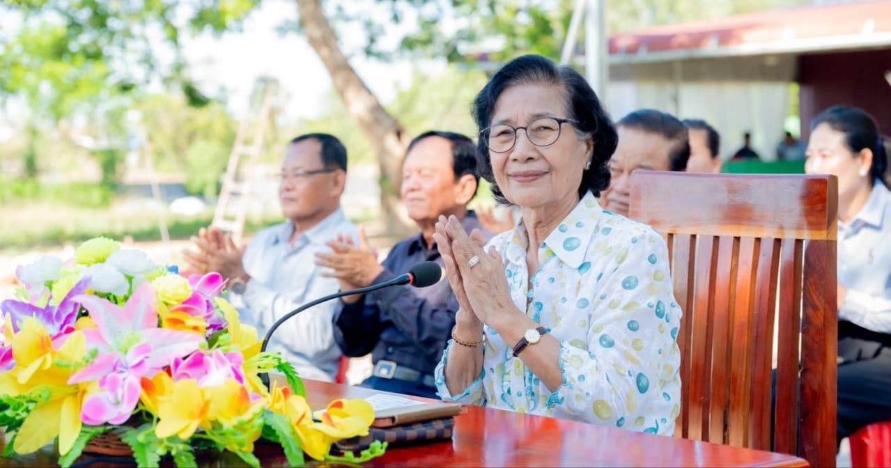 តំណាងរាស្ត្រមណ្ឌលខេត្តតាកែវ អញ្ជើញជួបសំណេះសំណាល និងនាំយកថវិកាជាអំណោយរបស់សម្តេចមហារដ្ឋសភាធិកាធិបតី ឃួន សុដារី ប្រធានរដ្ឋសភា ថវិកា ឯកឧត្តមកិត្តិនីតិកោសលបណ្ឌិតប៊ិន ឈិន និងថវិកាផ្ទាល់ខ្លួនរបស់អ្នកតំណាងរាស្រ្ត ឧបត្ថម្ភជូនគ្រួសារវីរកងទ័ពជួរមុខ ៤៧គ្រួសារ នៅក្រុងដូនកែវ