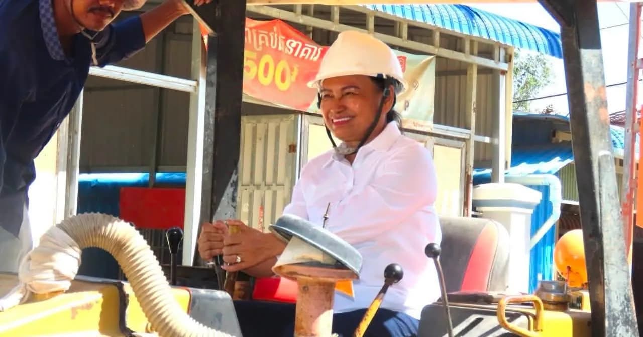 សមិទ្ធផលថ្មីបន្ថែមទៀត! ពិធីបើកការដ្ឋានសាងសង់ផ្លូវបេតុងអាមេ ១ខ្សែ ប្រវែងជាង ៨០០ម៉ែត្រ គ្រោងចំណាយថវិកាជិត ៤០០លានរៀល ត្រូវបានចាប់ផ្ដើមផ្លូវការនៅឃុំត្រពាំងក្រសាំង ស្រុកបាទី