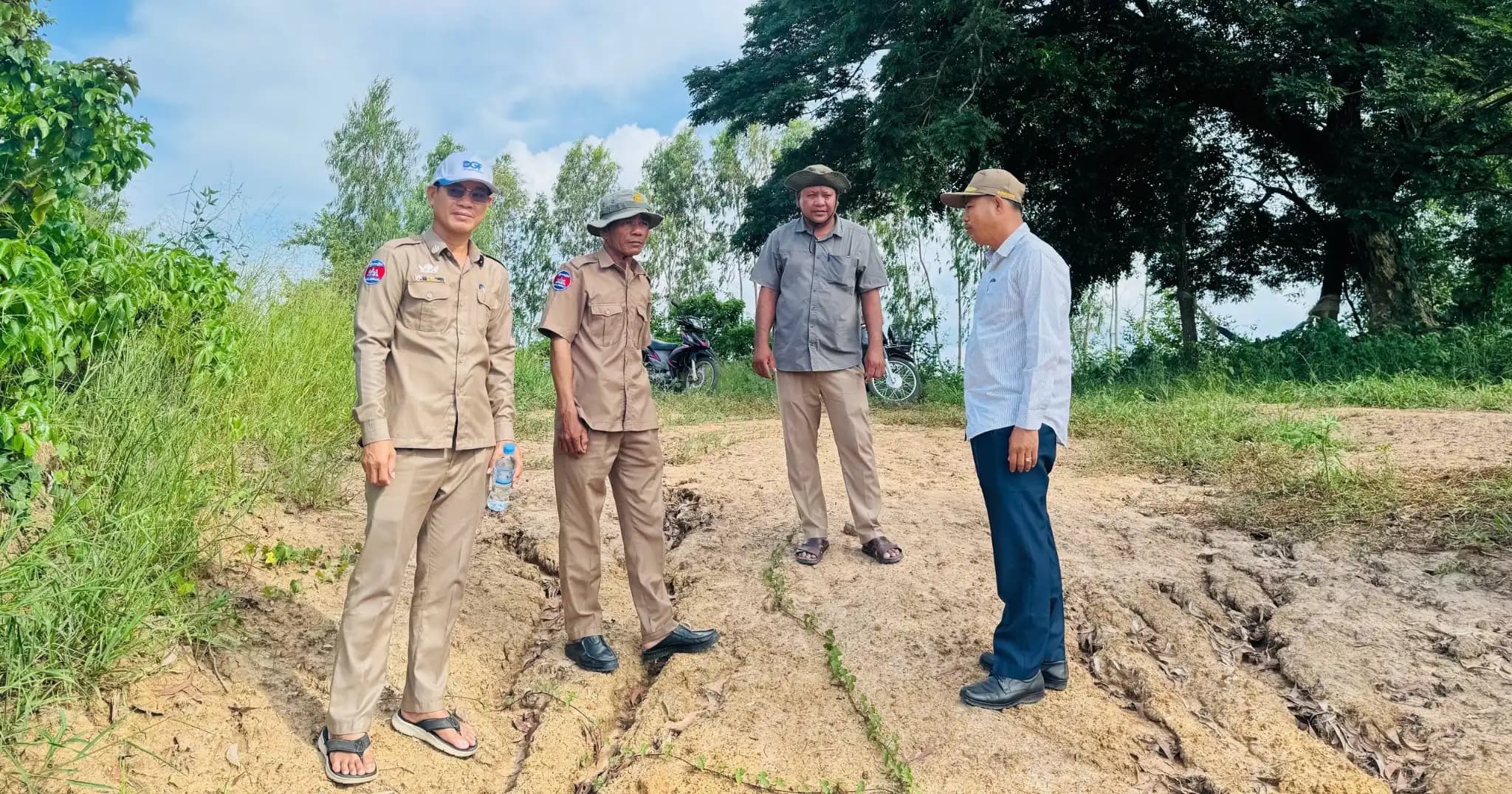 អាជ្ញាធរស្រុកកោះអណ្ដែត ចុះពិនិត្យទីតាំងរៀបចំទីលានចាក់សំរាមថ្មី ក្នុងឃុំរមេញ