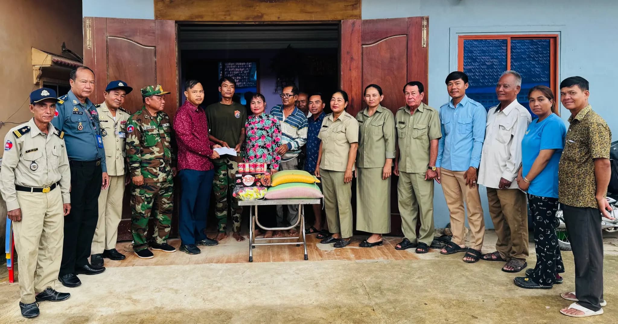 អភិបាលស្រុកកោះអណ្ដែត អញ្ជើញចុះសួរសុខទុក្ខ និងនាំយកអំណោយឧបត្ថម្ភជូនវីរកងទ័ពជួរមុខ ២រូប ដែលបានច្បាប់សម្រាកមកលេងស្រុកកំណើត