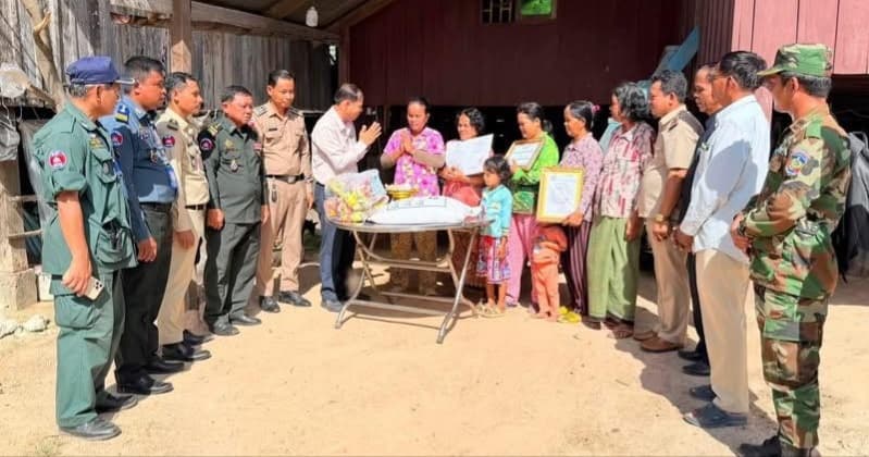 ថវិកាមរណៈសង្គ្រោះរបស់ សម្ដេចធិបតី ហ៊ុន ម៉ាណែត និងលោកជំទាវបណ្ឌិត ត្រូវបាននាំយកទៅប្រគល់ជូនគ្រួសារសពអតីតយុទ្ធជន