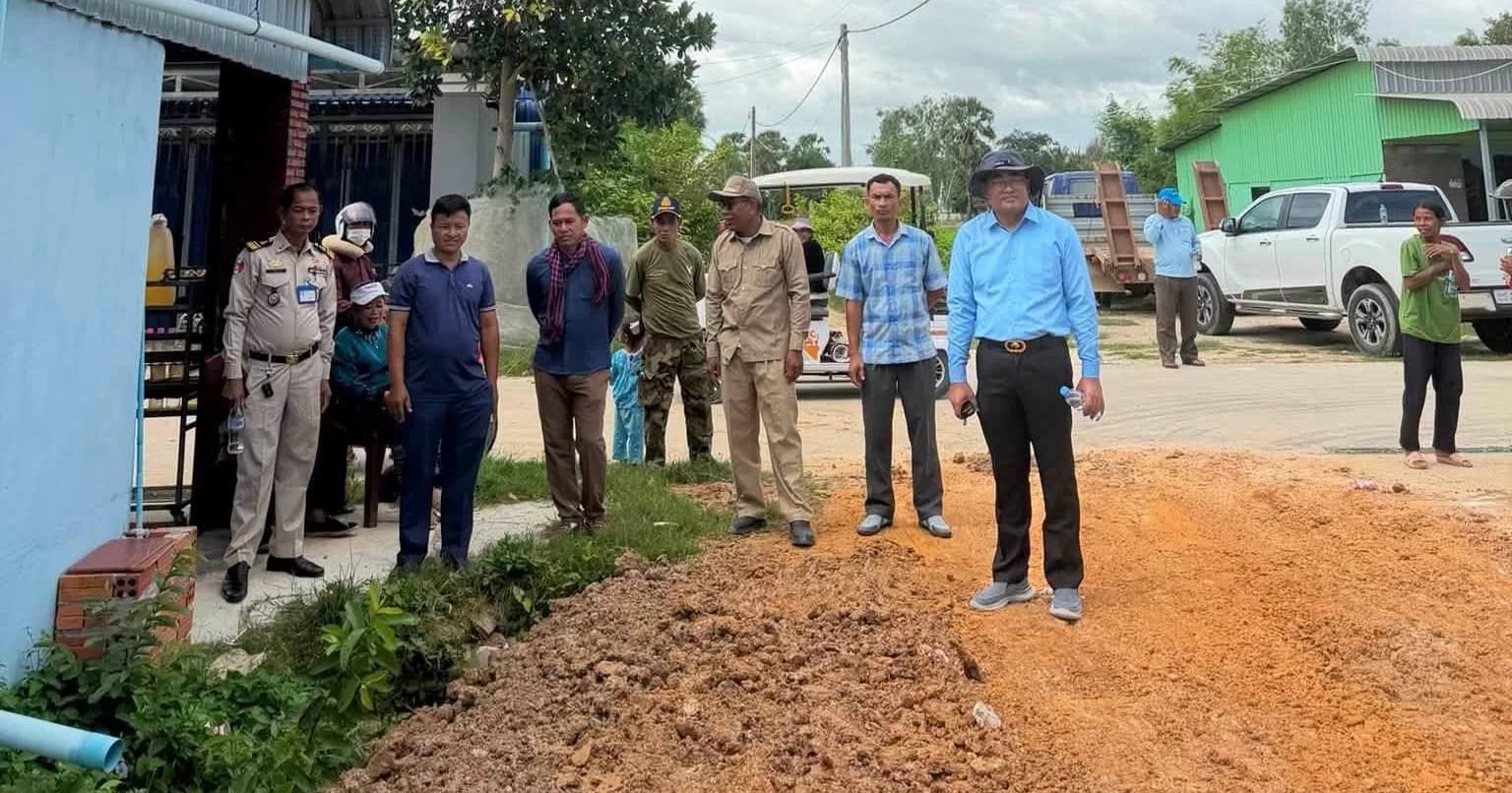 រដ្ឋបាលក្រុងដូនកែវ ចុះសម្របសម្រួលចាក់ដីបើកផ្លូវថ្មីមួយខ្សែ ក្នុងសង្កាត់រកាក្នុង សម្រួលដល់ការធ្វើដំណើររបស់ប្រជាពលរដ្ឋ