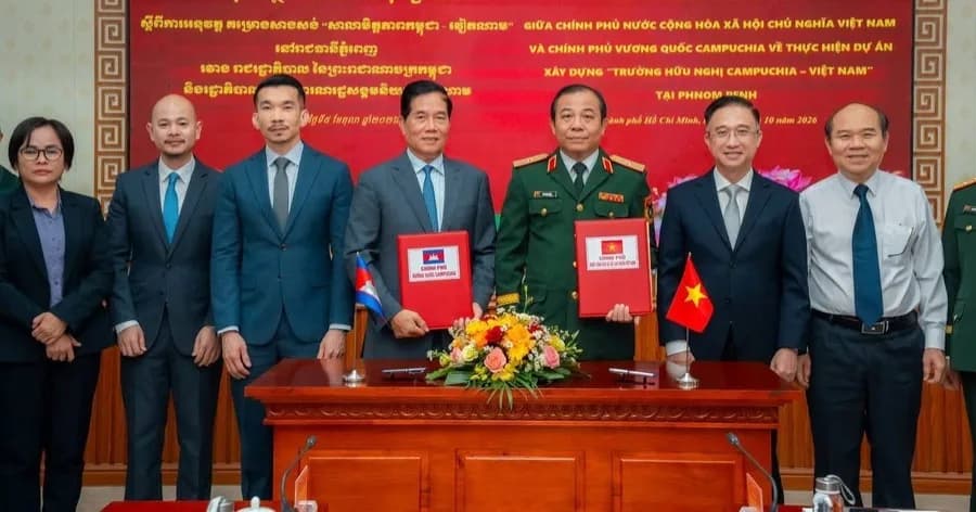 អភិបាលរាជធានីភ្នំពេញ និងមេបញ្ជាការយោធាទីក្រុងហូជីមិញ ចុះអនុស្សរណៈលើការអនុវត្តគម្រោងសាងសង់សាលាមិត្តភាពកម្ពុជា-វៀតណាម