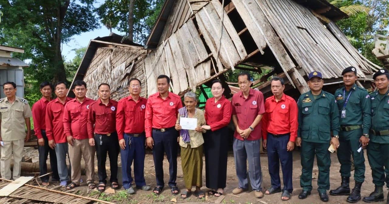ពលរដ្ឋ ២ឃុំ ក្នុងស្រុកព្រៃឈររងគ្រោះ ដោយខ្យល់កន្ត្រាក់ ៦៨ គ្រួសារ ទទួលបានអំណោយមនុស្សធម៌ ពីសាខាកាកបាទក្រហមកម្ពុជាខេត្តកំពង់ចាម