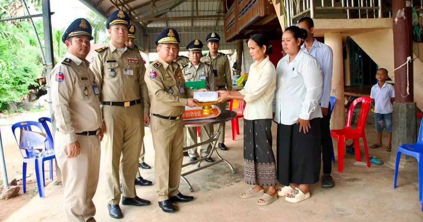 ស្នងការដ្ឋាននគរបាលខេត្តតាកែវ ប្រគល់ថវិកាសមាគមមិត្តនគរបាលជាតិ ជូនគ្រួសារសពមន្ត្រីនគរបាល ២គ្រួសារ