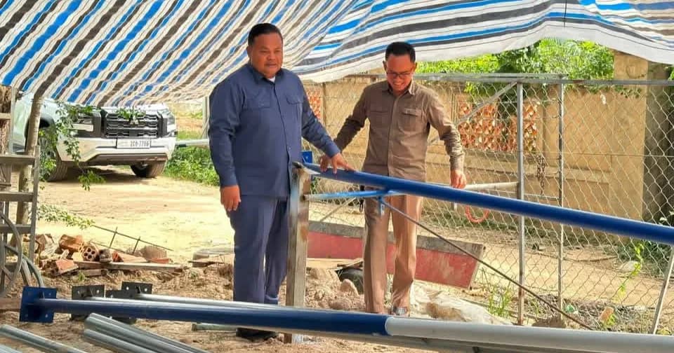 អាជ្ញាធរស្រុកព្រៃកប្បាស ចុះពិនិត្យការដំឡើងបង្គោលភ្លើងសូឡាបំភ្លឺផ្លូវ នៅចំណុចទំនប់ទួលលលក ព្រំប្រទល់ស្រុកព្រៃកប្បាស និងស្រុកសំរោង