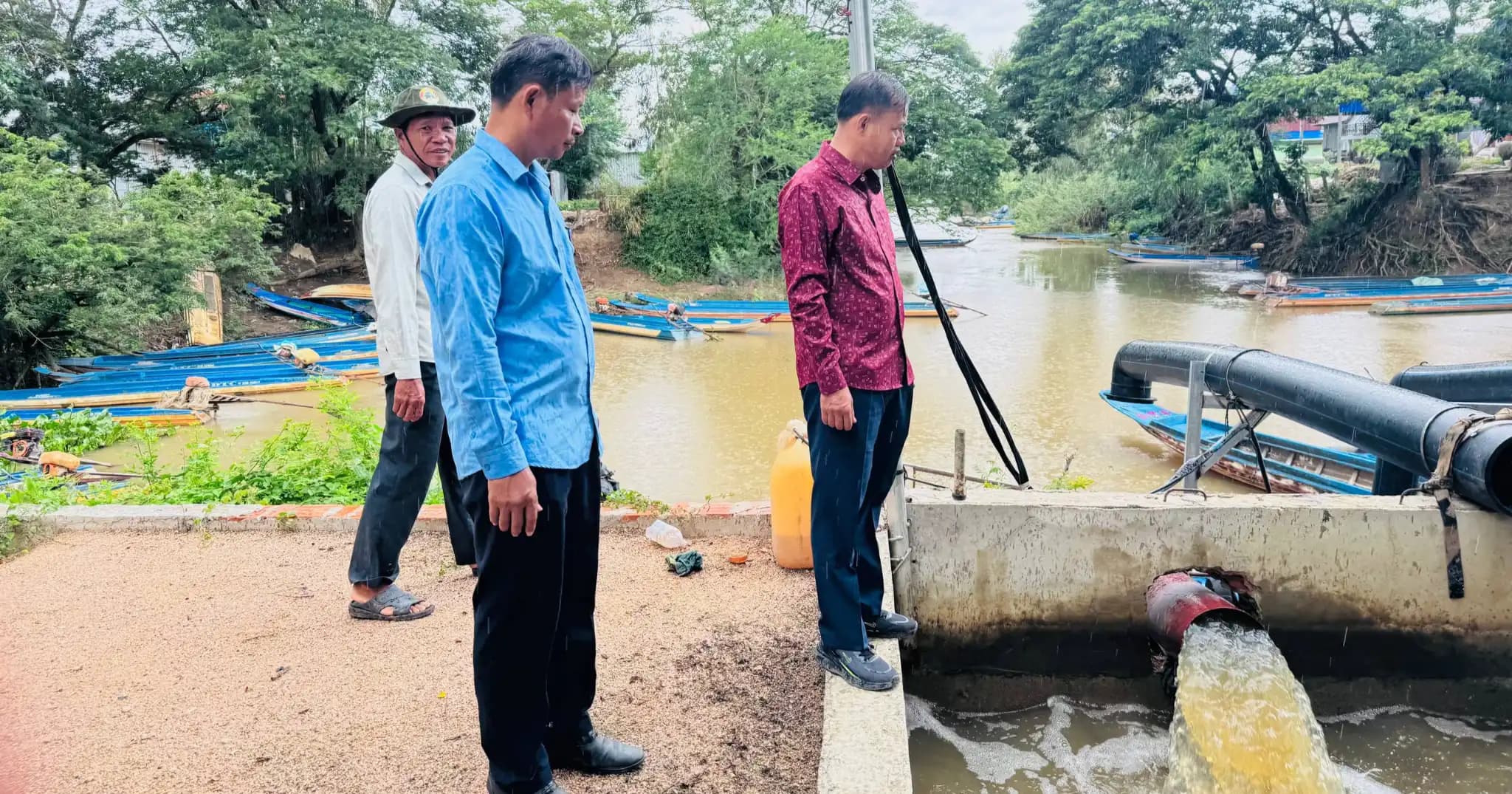 អភិបាលស្រុកកោះអណ្ដែត អញ្ជើញចុះពិនិត្យសកម្មភាពបូមទឹកសង្គ្រោះស្រូវនៅស្ថានីយបន្ទាយធ្លាយ និងការដឹកជញ្ជូនផលដំណាំរបស់កសិករ