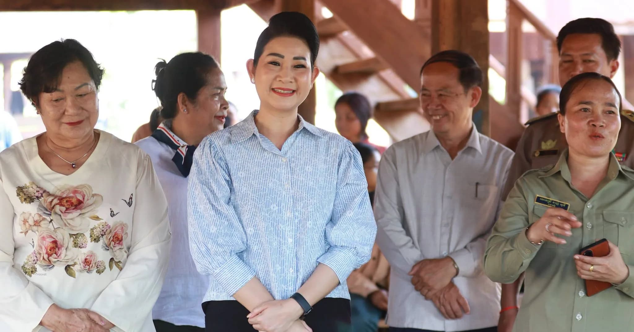លោកជំទាវ អុង សុភាវី រដ្ឋលេខាធិការ ក្រសួងមហាផ្ទៃនិងជាប្រធាន ក្រុមការងារយេនឌ័រក្រសួងមហាផ្ទៃអញ្ជើញចុះសួរ សុខទុក្ខ និងចែកអំណោយជូនជនចាស់ជរា នៅស្រុកអូរជុំ ខេត្តរតនគិរី
