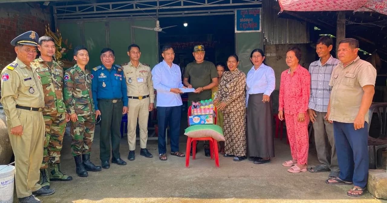 អភិបាលស្រុកកោះអណ្តែត ចុះសួរសុខទុក្ខ និងនាំយកអំណោយឧបត្ថម្ភជូនគ្រួសារវីរយុទ្ធជនជួរមុខឈរជើងនៅប្រាសាទព្រះវិហារ