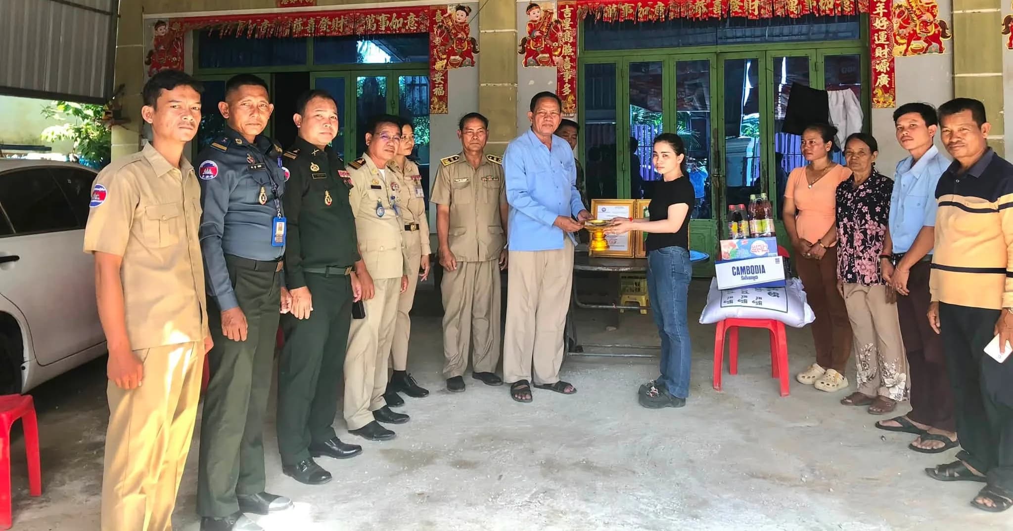 រដ្ឋបាលក្រុងដូនកែវ ពាំនាំថវិកាបេឡាមរណៈសង្គ្រោះ និងអំណោយដ៏ថ្លៃថ្លារបស់ សម្តេចធិបតី ហ៊ុន ម៉ាណែត ប្រគល់ជូនគ្រួសារសពពលី នៅក្នុងសង្កាត់រកាក្រៅ