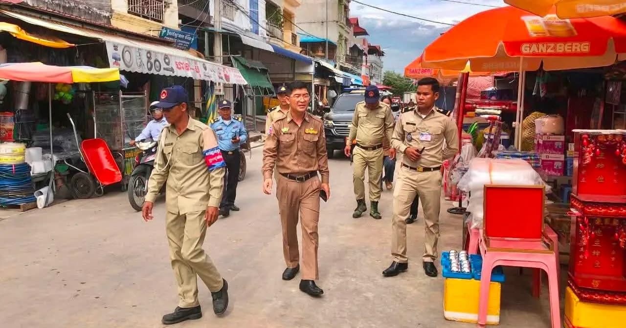 អាជ្ញាធរក្រុងដូនកែវ ចុះរៀបចំសណ្ដាប់ធ្នាប់ និងសម្រួលចរាចរណ៍នៅជុំវិញផ្សារធំតាកែវ ដើម្បីលើកកម្ពស់សោភ័ណភាព និងសម្រួលដល់ការលក់ដូររបស់អាជីវករ