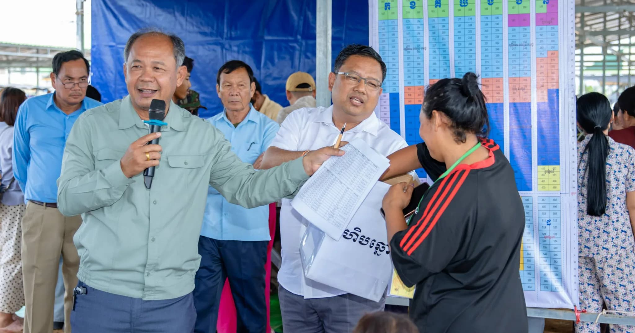 អាជ្ញាធរ រៀបចំការចាប់ឆ្នោត ជ្រើសរើសតូបលក់ដូរ សម្រាប់បងប្អូនអាជីវ ករភៀសសឹក នៅភូមិរង់ចាំ ជំហានដំបូងប្រមាណ៣០០តូប
