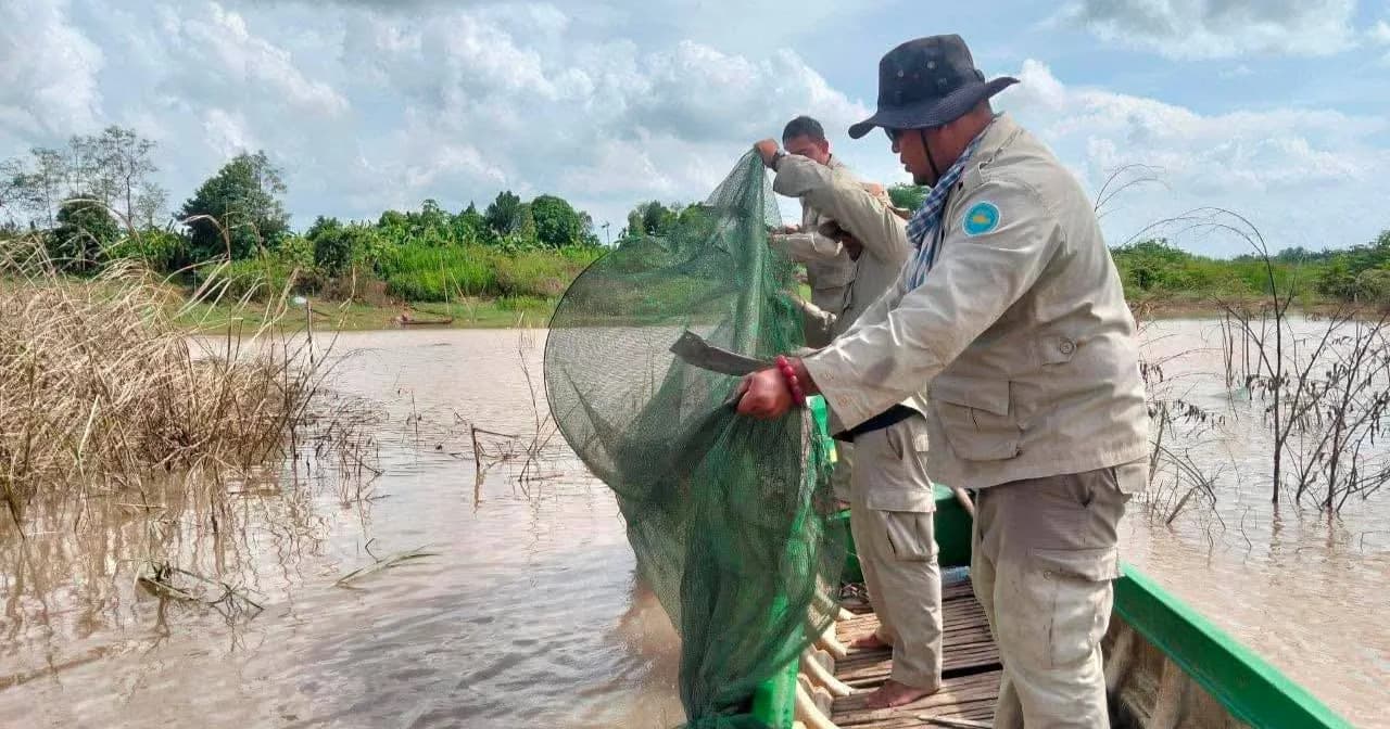 ឧបករណ៍ល្មើសច្បាប់មួយចំនួន ត្រូវបានបំផ្លាញចោល ខណៈពេលដែល ជំនាញជលផលកំពង់ចាម បង្ក្រាបបទល្មើស ១ករណី នៅក្នុងភូមិសាស្ត្រ ស្រុកកោះសូទិន