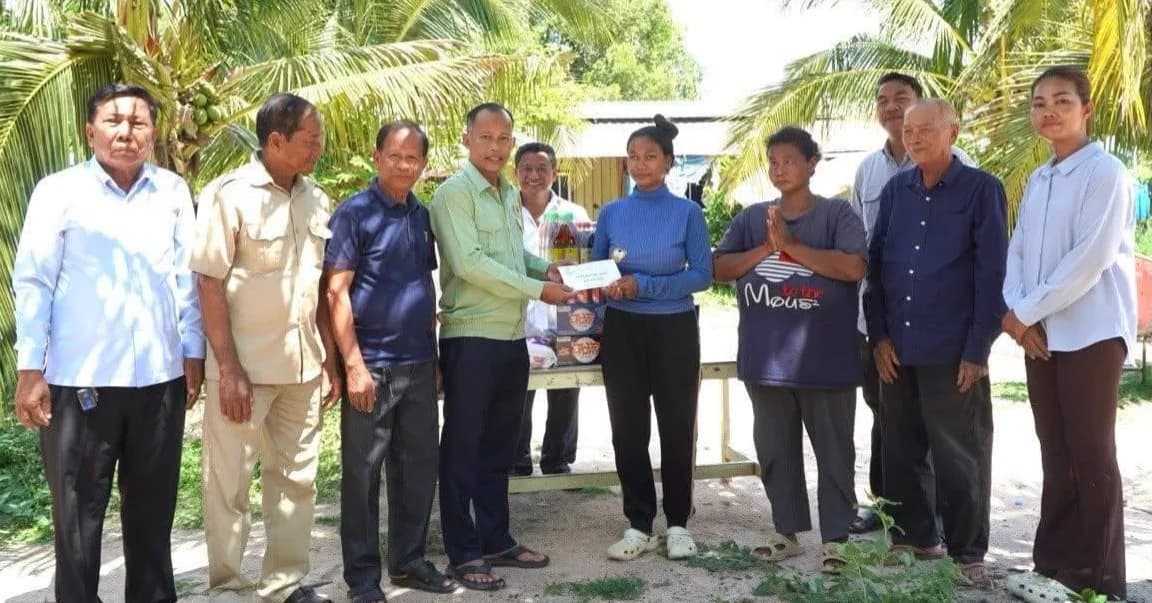 លោក សាយ វណ្ណៈ អភិបាលស្រុកបាទី នាំយកអំណោយកាកបាទក្រហមកម្ពុជាខេត្តតាកែវ ឧបត្ថម្ភជូនគ្រួសារសពកុមារីដែលលង់ទឹកស្លាប់ នៅឃុំក្រាំងធ្នង់