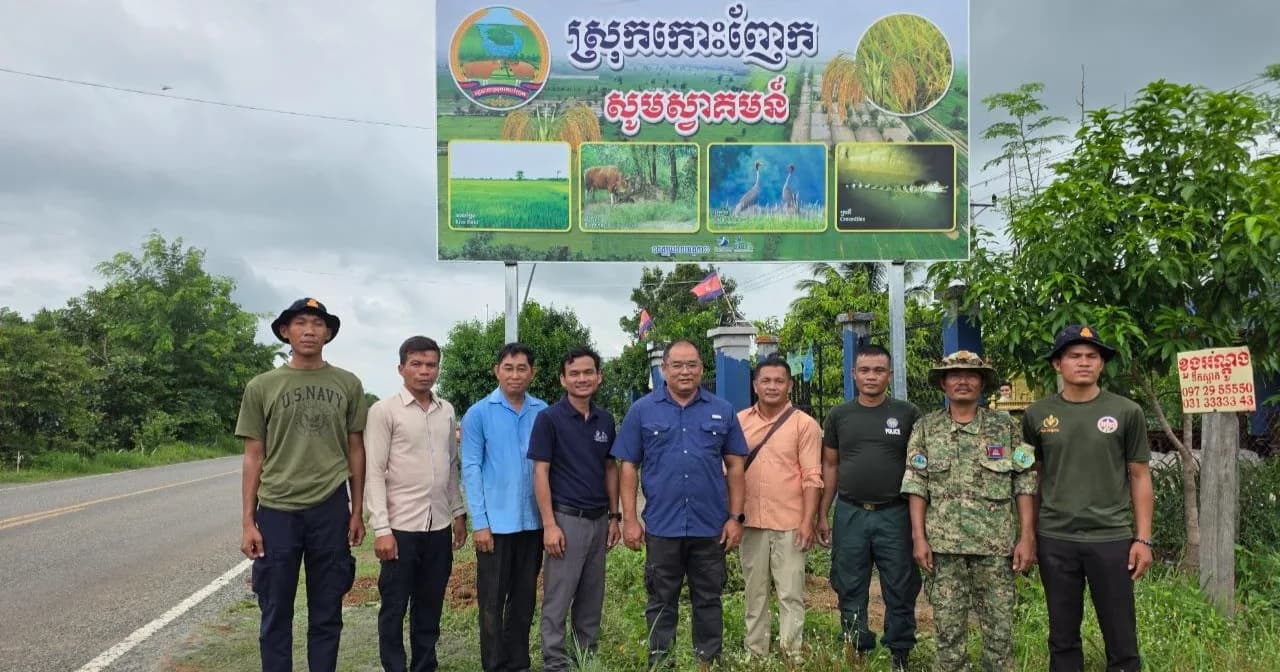 អាជ្ញាធរស្រុកកោះញែក លើកផ្ទាំងប៉ាណូសូមស្វាគមន៍ លើកទី២ ត្រង់ចំណុចអូរវាក់ស្រុកកោះញែក និងស្រុកលំផាត់ ខេត្តរតនគិរី