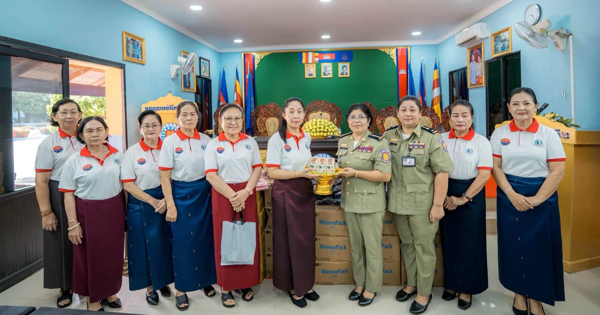 លោកជំទាវ ទុយ សិរីរតនៈ នេត្រភក្រ្តា នាំយកអង្ករវីតាមីន ៣០០កេស ទស្សនាវដ្តី និងព្រឹត្តិប័ត្រ ប្រគល់ជូនមណ្ឌលអប់រំកែប្រែទី២ (ម.២)