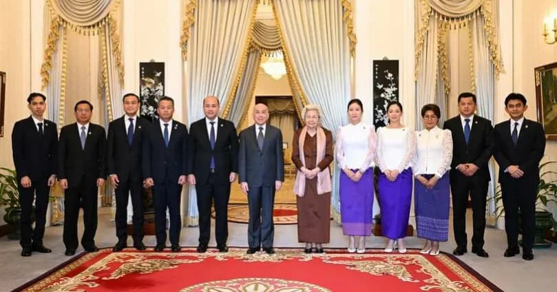 ព្រះករុណា ព្រះមហាក្សត្រ និង សម្តេចព្រះមហាក្សត្រី ព្រះវររាជមាតាជាតិខ្មែរ ព្រះអង្គសព្វព្រះរាជហឫទ័យប្រោសព្រះរាជទាន ឯកឧត្តម ហ៊ុន ម៉ានី ប្រធានសហភាពសហព័ន្ធយុវជនកម្ពុជា និងក្រុមការងារ ចូលក្រាបថ្វាយបង្គំគាល់