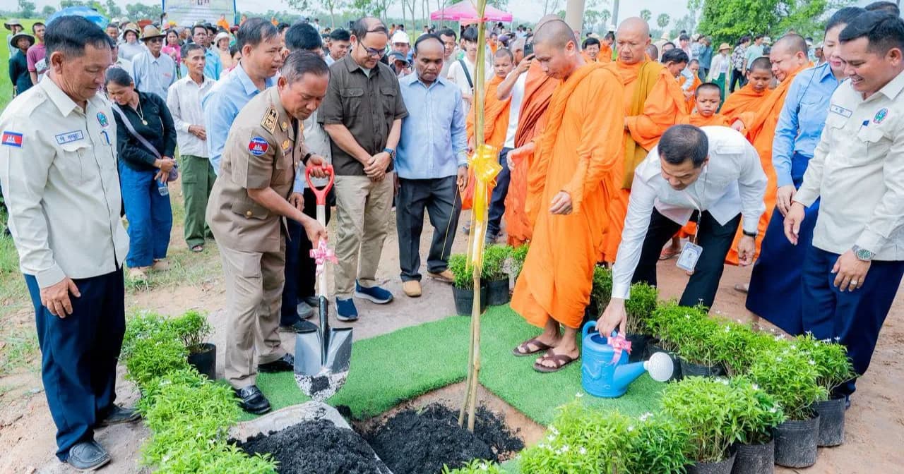 ឯកឧត្តម វ៉ី សំណាង ដឹកនាំមន្ត្រី និងប្រជាពលរដ្ឋដាំដើមក្ងោក ១,០០០ដើម អមសងខាងផ្លូវបេតុងអំណោយរបស់អភិសន្តិបណ្ឌិត ស សុខា នៅស្រុកកោះអណ្តែត