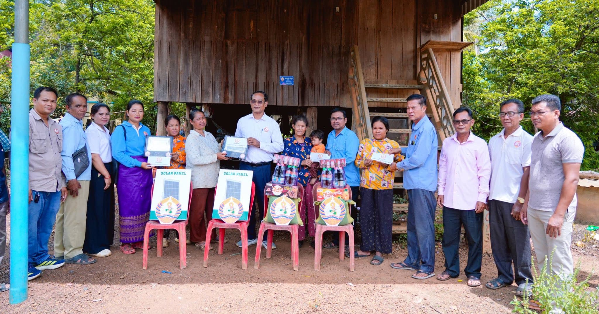 លោក ពូន រុន នាំយកអំណោយមនុស្សធម៌ចែកជូនប្រជាពលរដ្ឋខ្វះខាត ១០គ្រួសារ និងផ្ដល់អំពូលសូឡាដល់សាលារៀន ក្នុងឃុំដងក្ដារ