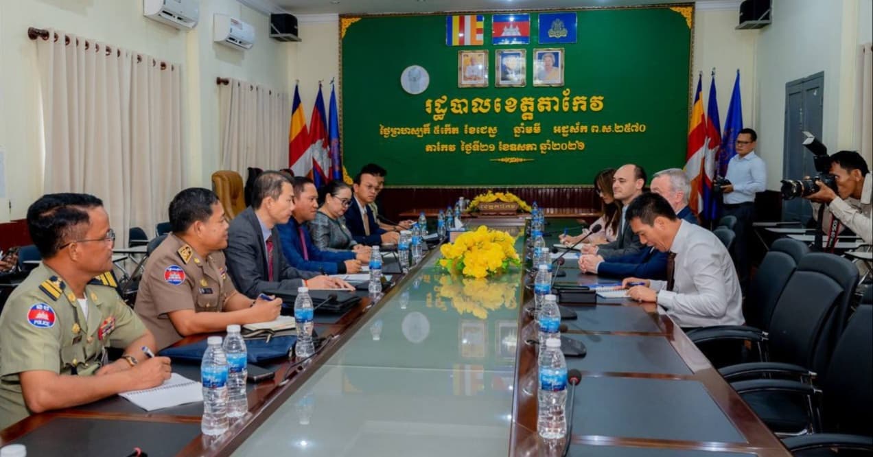 អភិបាលខេត្តតាកែវ អនុញ្ញាតឱ្យ នាយកប្រចាំប្រទេស នៃភ្នាក់ងារភីសខ័រ (Peace Corps) សហរដ្ឋអាមេរិក ចូលជួបសម្តែងការគួរសម និងពិភាក្សាការងារ