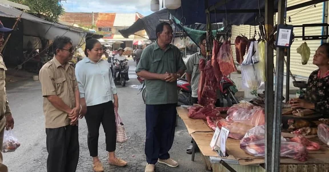អភិបាលក្រុងដូនកែវ ចុះសំណេះសំណាលជាមួយអាជីវករផ្សារណាត់ ដើម្បីស្តាប់កង្វល់ និងជំរុញការរៀបចំសណ្តាប់ធ្នាប់អនាម័យ